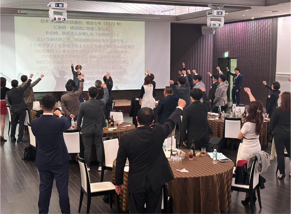 名刺を交換している画像